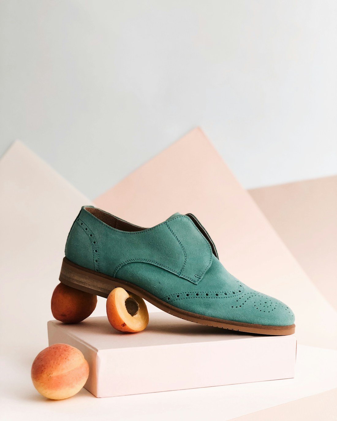 Composizione editoriale con una scarpa verde e forme geometriche