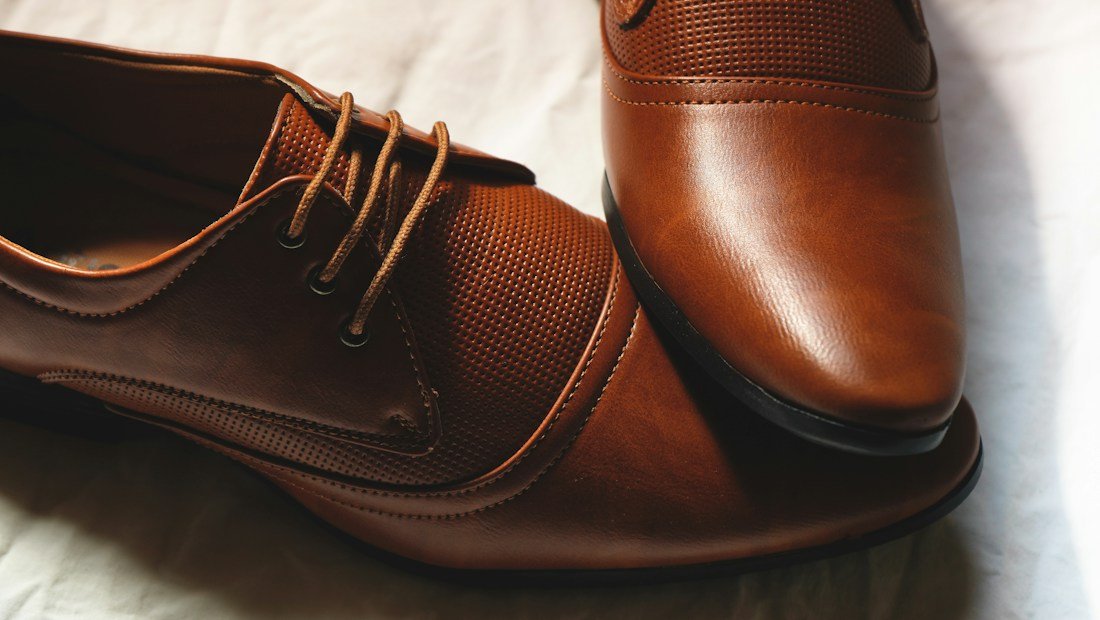Dettaglio di scarpe stringate marroni