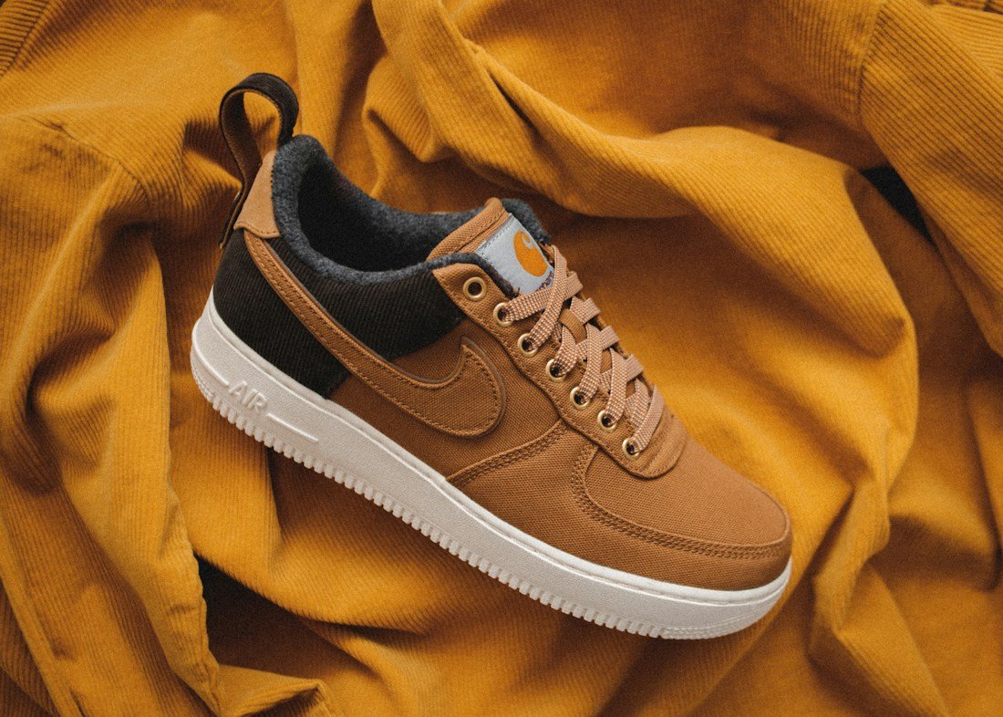 Sneakers color cuoio abbinate a un capo color ocra